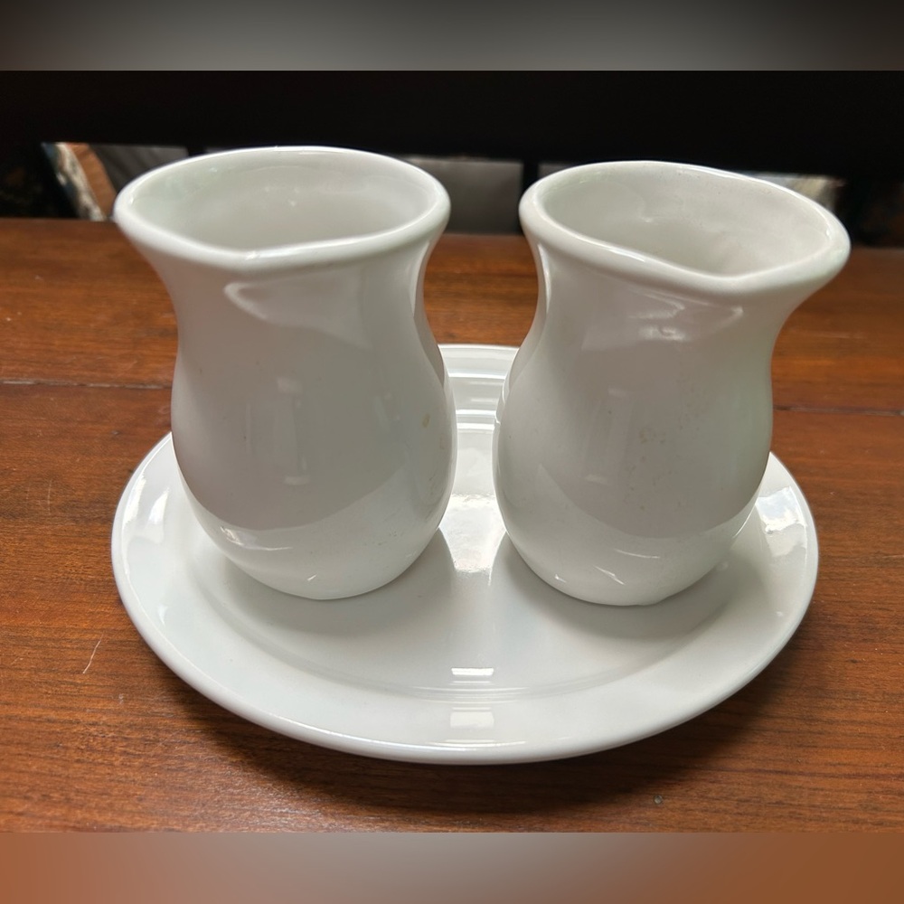2 mini pitchers for cream, syrup, soy sauce, 3.5”high 2.5”wide + oval plate 7”.
